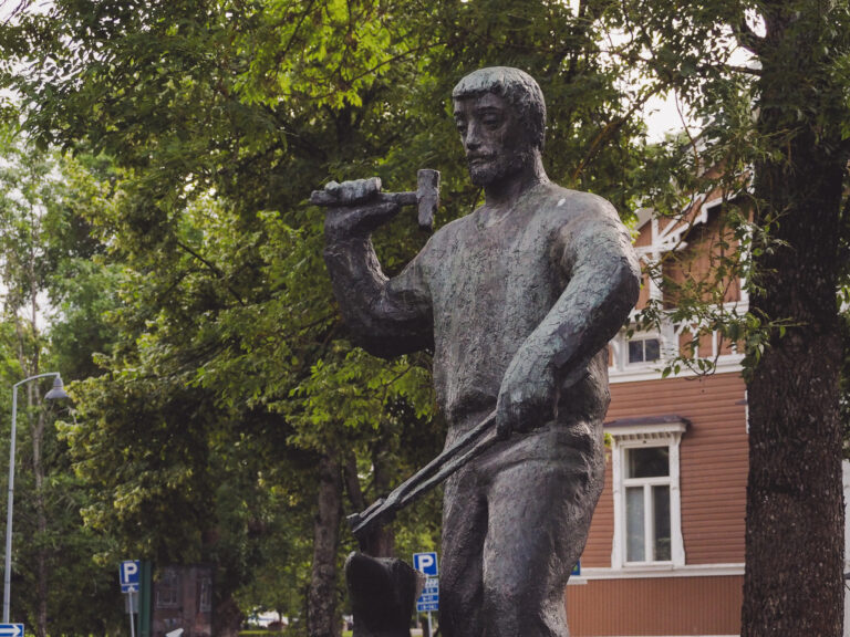 Seppä Laurin patsas.