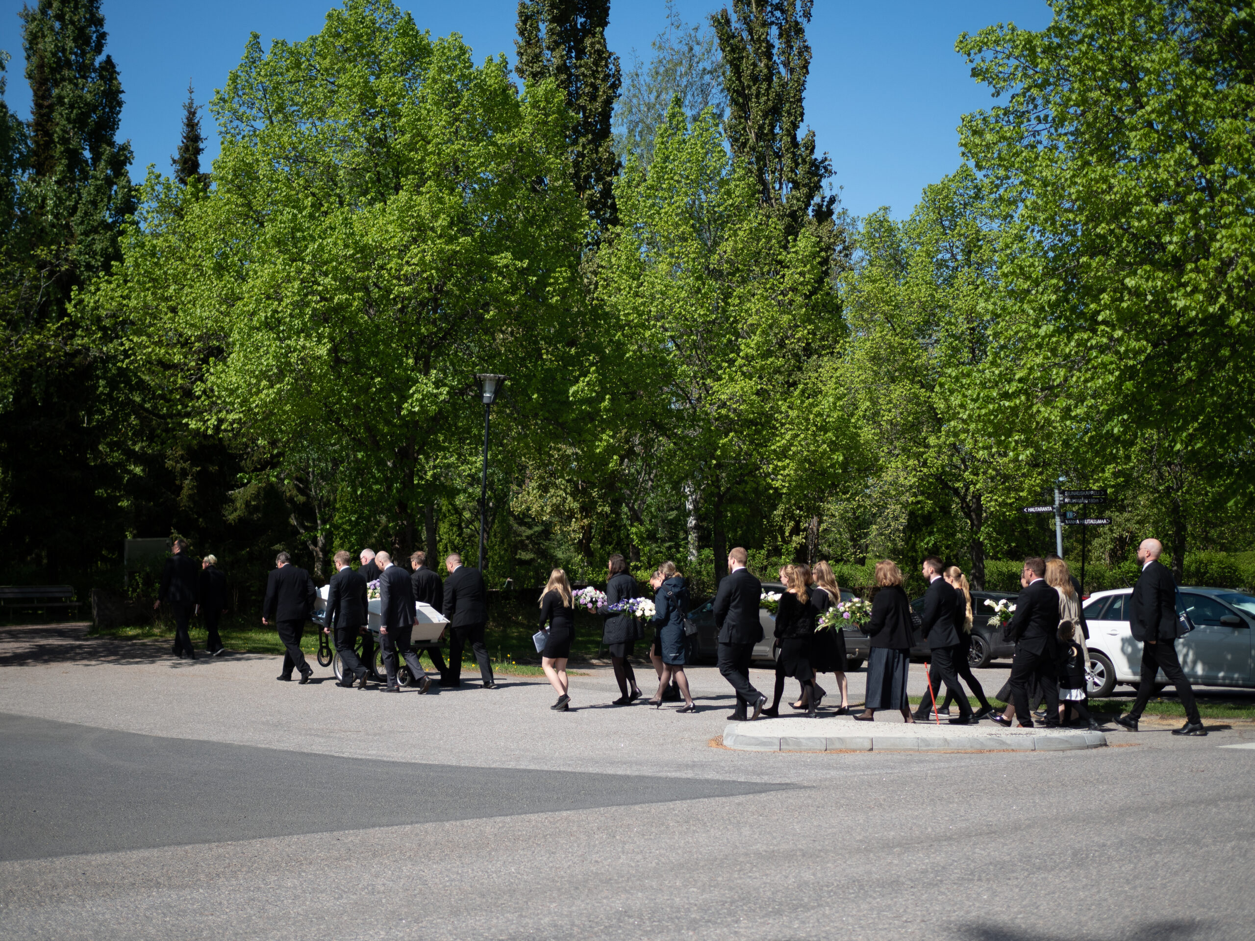 Saattoväki matkalla arkun laskuun.
